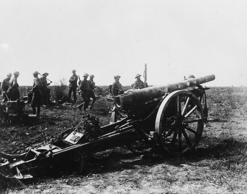 A working party by a captured 4.2 inch gun after the New Zealand Division had taken Grvillers , 25 August 1918.